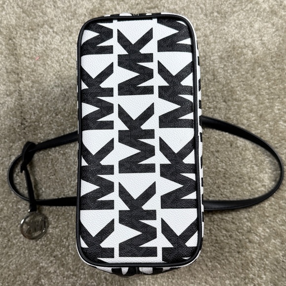 Michael Kors Jet Set Travel Tote Small - Black and White - Picture 2 of 16